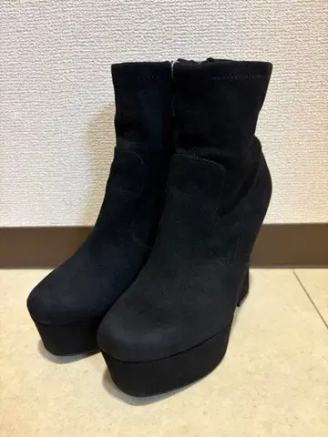 새상품급 R&E 통굽 숏부츠 스웨이드 S 사이즈 힐 14cm 안정감