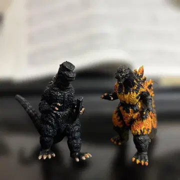 초레어 고질라 피규어 2체 세트 블랙과 오렌지