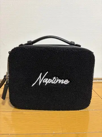 보아 소재 블랙 숄더백 Naptime