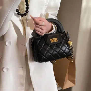 [ 2WAY ] 다이아 퀼팅 디자인 체인 숄더백 블랙