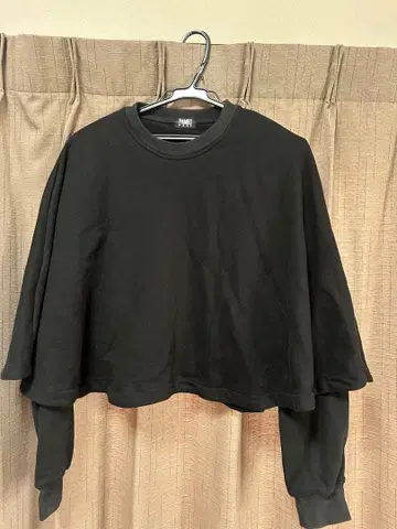 PAMEO POSE 크롭 맨투맨 블랙