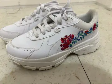 Puma 자수 화이트 스니커즈 24cm