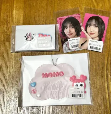 TWICE 모모 네임 키링 & 핀 배지