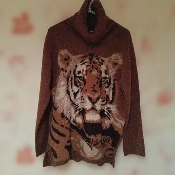 호랑이 무늬 터틀넥 니트