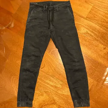 PEPE JEANS 카모 패턴 테이퍼드 조거 팬츠 블랙