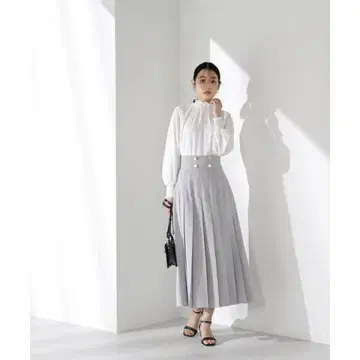 NATURAL BEAUTY BASIC 골드 버튼 절개 플리츠 스커트