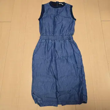 ROSE BUD 슬리브리스 워시 데님 원피스