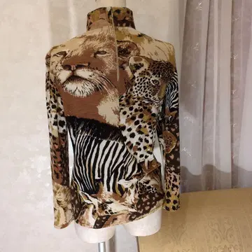 애니멀 무늬 프린트 터틀넥 긴팔 이타리야