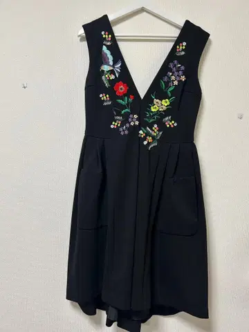 체스티 자수 원피스 블랙