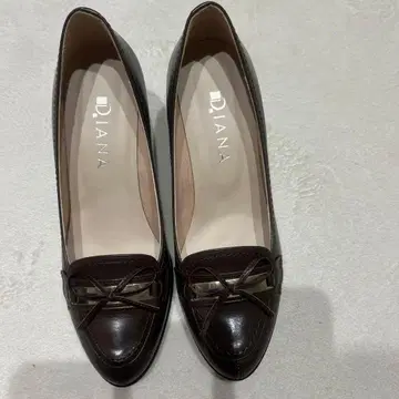 DIANA 펌프스 리본 포함 브라운 가죽