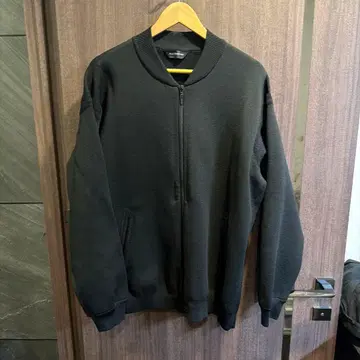 거의 새상품 데상트 얼터레인 O 퓨전 니트 블랙 집업 점퍼