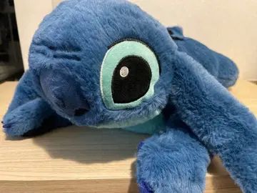 스티치 누워있는 봉제 인형