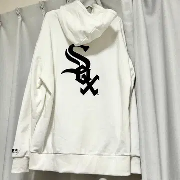 화이트 후드 부착 자켓과 숏팬츠 세트