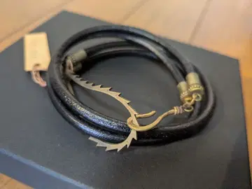 블랙 가죽 팔찌 놋쇠 장식