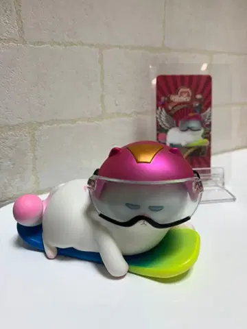 POPMART vivicat 헬멧 포함 피규어