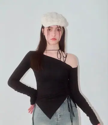 이론 ONE-SHOULDER LAME CUTSEW 블랙