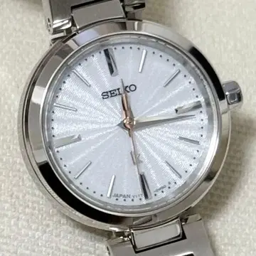 새상품급 세이코 솔라 손목시계 실버 여성용 V117-0EH0