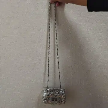 비즈 장식 숄더백 실버 계열