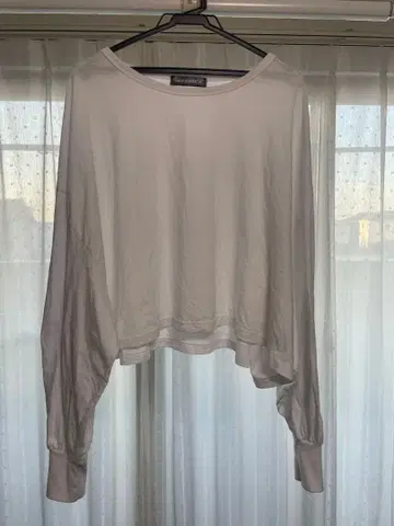 화이트 크롭 긴팔 티셔츠