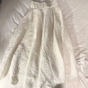 HARE 후쿠레 자카드 턱 스커트 화이트