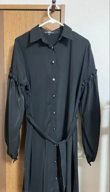 프릴 달린 블랙 버튼업 셔츠