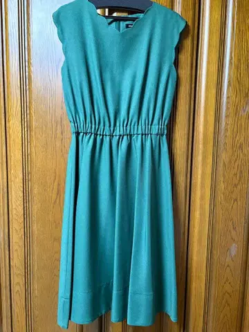 그린 스캘럽 넥 원피스