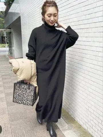 스픽 앤 스팬 터틀넥 뉴앙스 니트 원피스