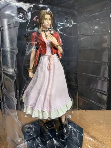 에어리스 게인즈버러: 파이널 판타지 피규어 (상자에 데미지 있음)