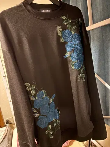 HARE Ado 콜라보 블랙 맨투맨