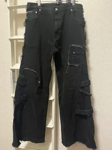 블랙 리메이크 플레어 데님 데미지