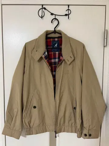 베이지 체크 무늬 안쪽 자켓