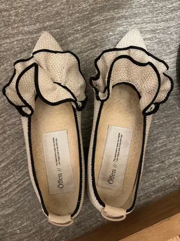 프릴 장식 플랫슈즈 베이지/블랙