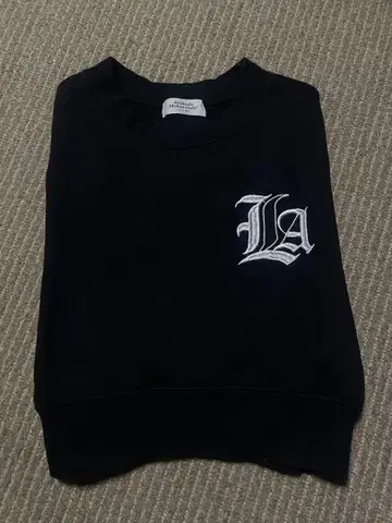 LA 로고 자수 크루넥 맨투맨 블랙