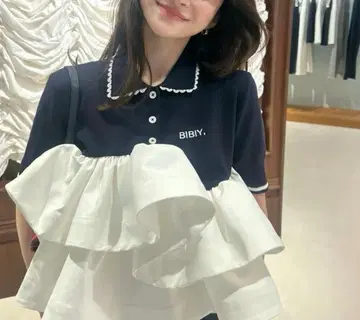 BIBY. 프릴 달린 피케 셔츠 네이비