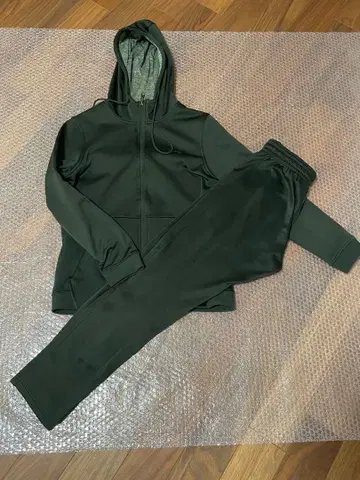 언더아머 다크 그린 후드 부착 자켓과 팬츠 세트