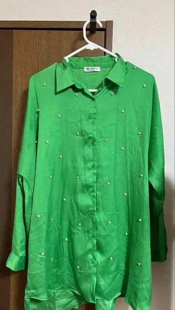 SALOON 비쥬 부착 그린 셔츠