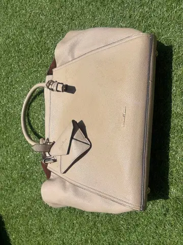 베이지 가죽 핸드백 숄더 스트랩 포함