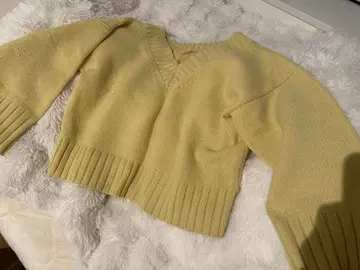 MACPHIE 연한 옐로우 컬러 V넥 니트