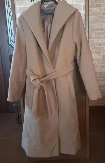 후드 부착 베이지 롱 코트