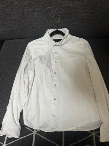 화이트 버튼 다운 긴팔 셔츠