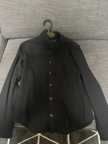 블랙 긴팔 셔츠 가슴 포켓 부착