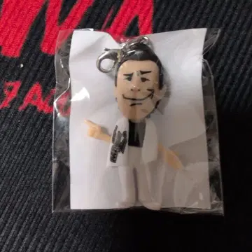 수트 차림의 남성 캐릭터 키링