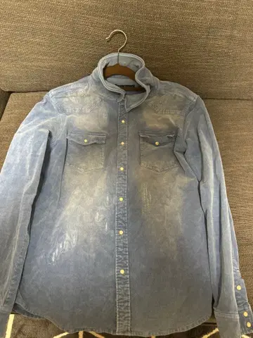 옅은 파란색 버튼 달린 셔츠