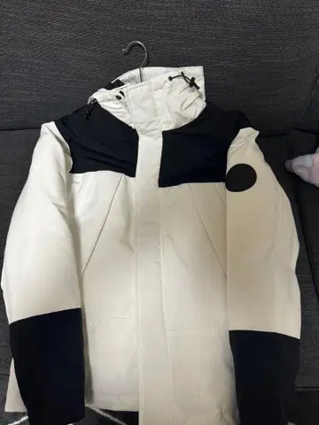 화이트/블랙 다운 자켓