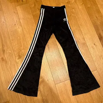 인기 완판템 adidas 블랙 벨로아 플레어 팬츠 S