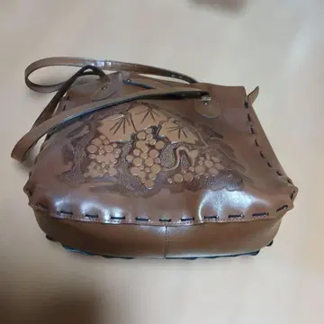 브라운 가죽 자수 핸드백