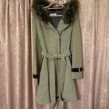 퍼가 달린 그레이 롱 코트