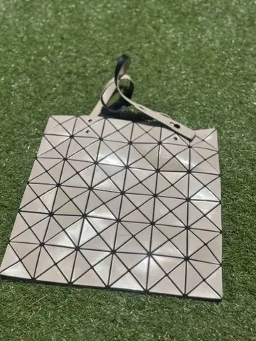 베이지 삼각형 패턴 토트백