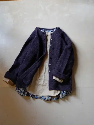 네이비 콘제페예 예쁜 색 코튼 이소재 플레어 상의