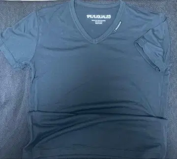 1PIU1UGUALE3 V넥T셔츠 블랙